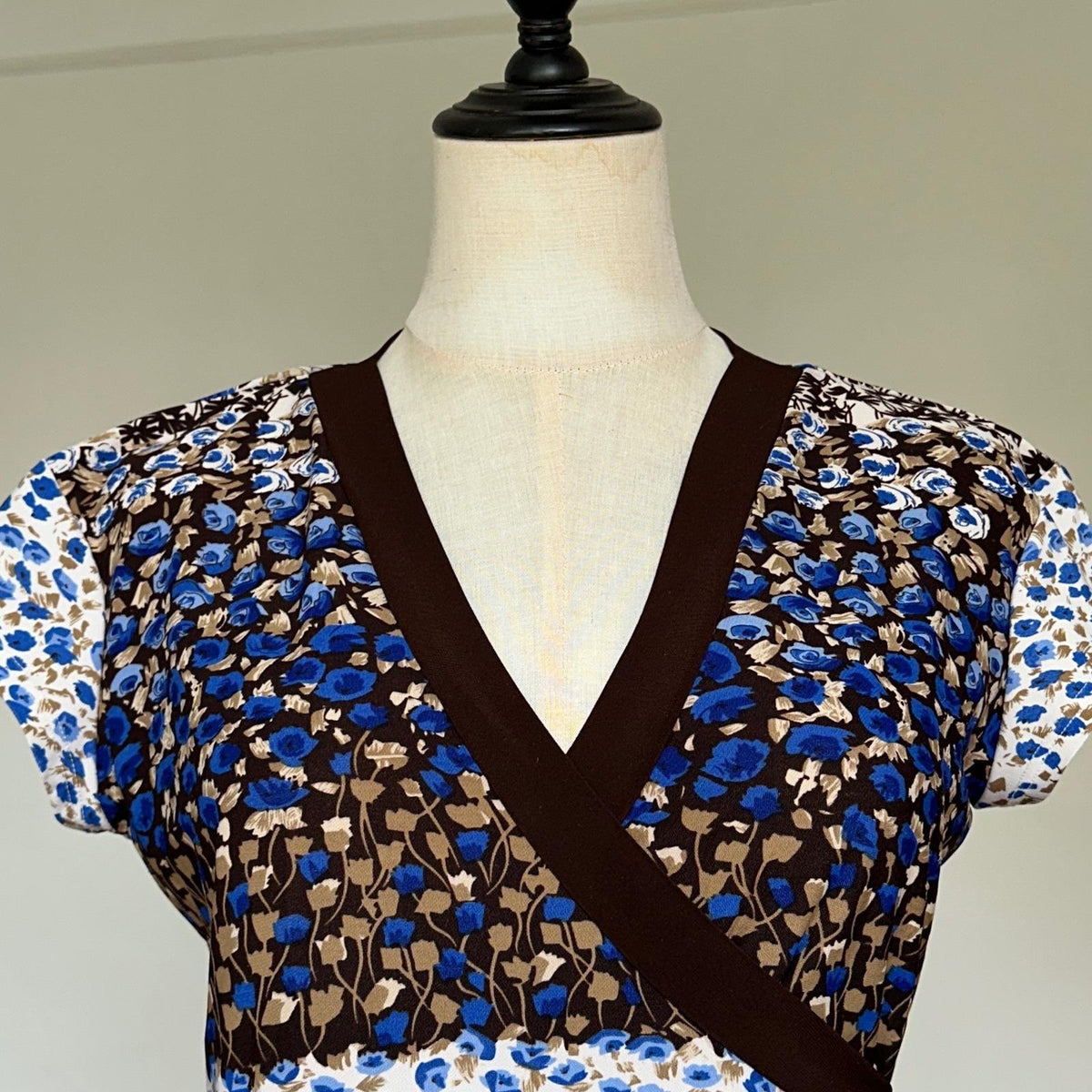 Captive Floral Surplice Top Women L Blue Brown Excellent Asymmetric Hem Y2K Vibe
