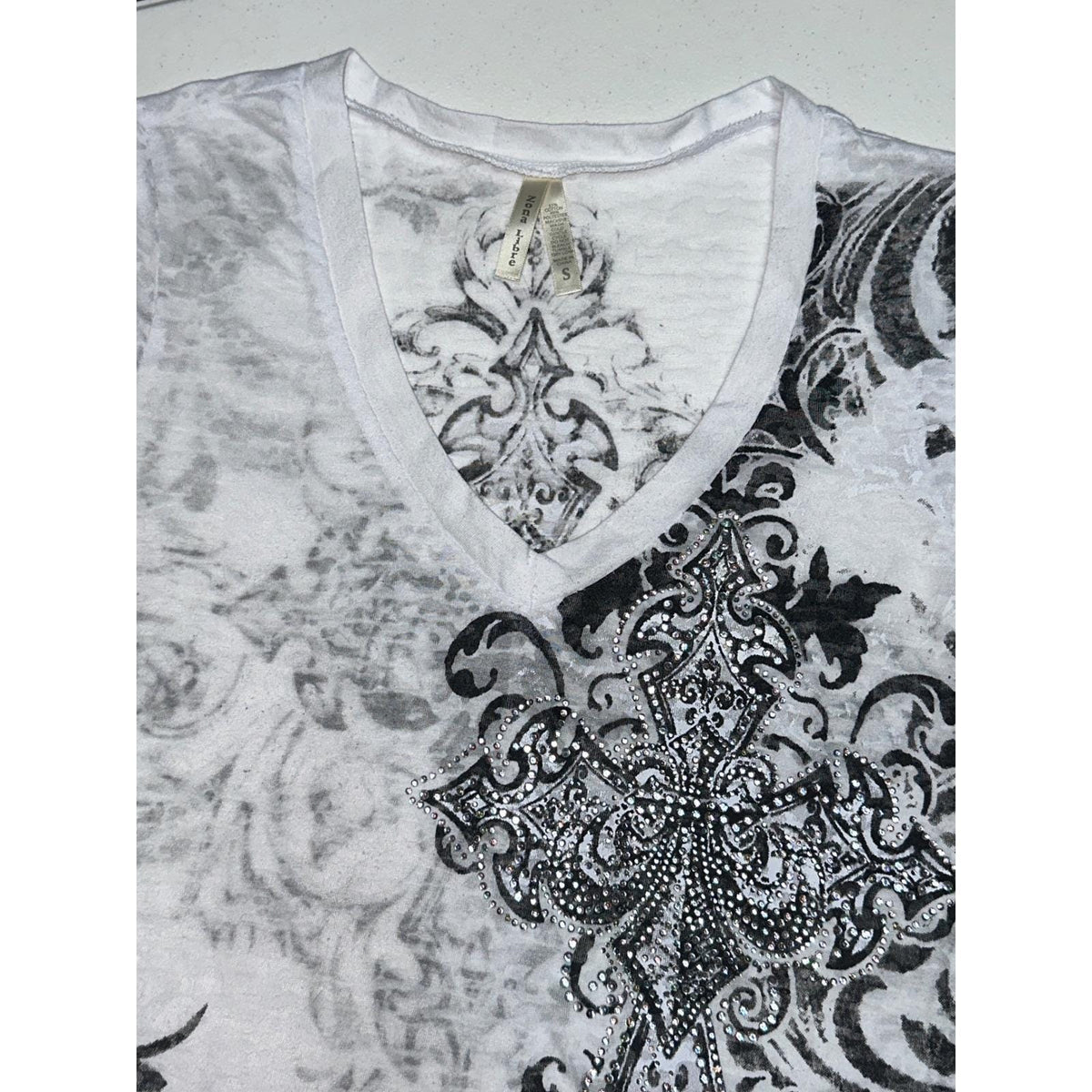 Zona Libre V-Neck Tee Women Small White Rhinestone Gothic Cross Burnout Y2K Top